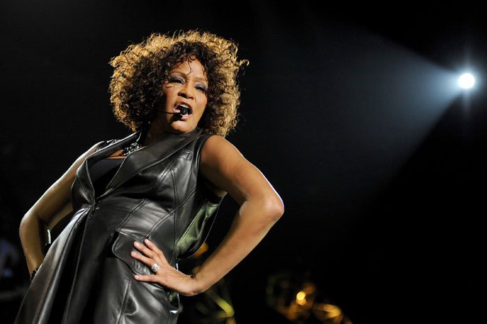 Whitney Houston öldü